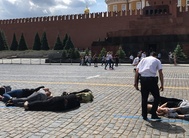 В Москве на Красной площади задержали активистов,  выложивших телами цифру 2036